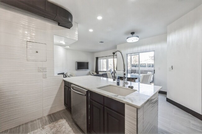 Building Photo - Beautiful Remodeled 2 Bedroom/2 Bathroom Condo is DTC!