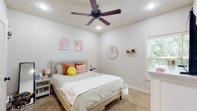 Building Photo - 105 Luther St