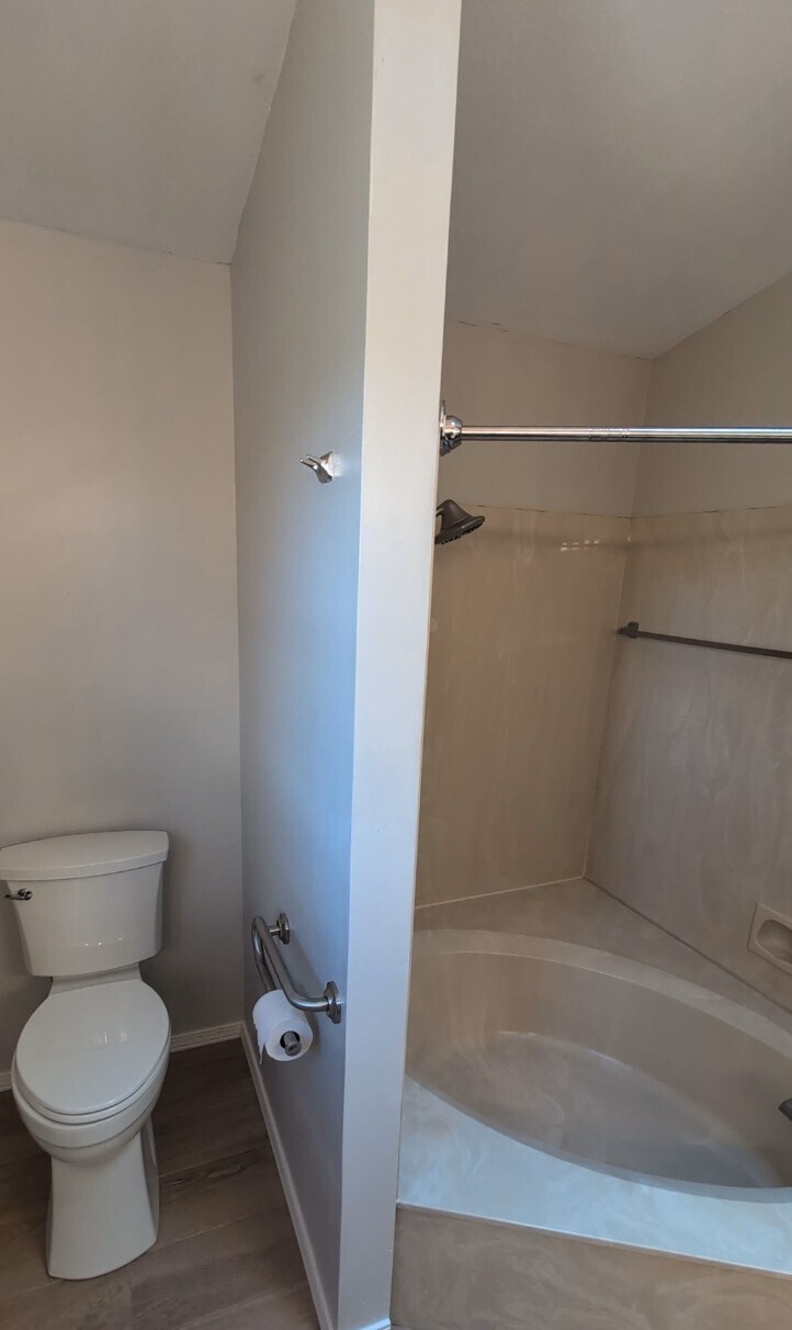 Building Photo - 4944 Summit Cir