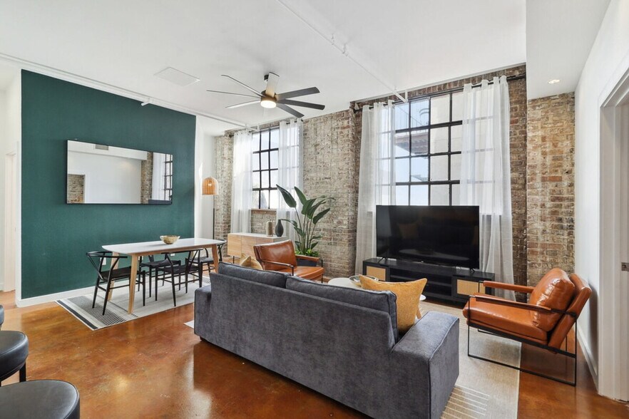 Building Photo - 840 St Charles Ave