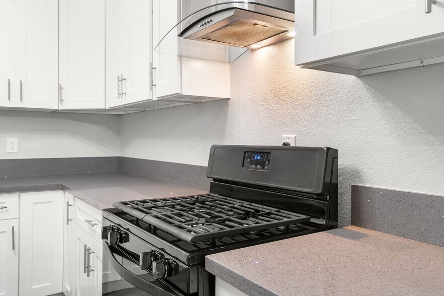 Building Photo - 1900 E 7th St