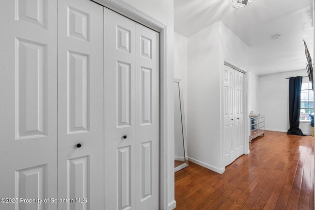 Building Photo - 32 Pine Tree Dr