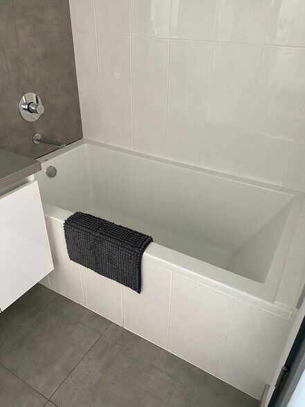 3rd floor main en suite bathroom bathtub - 7197 Formosa Fusion Ct