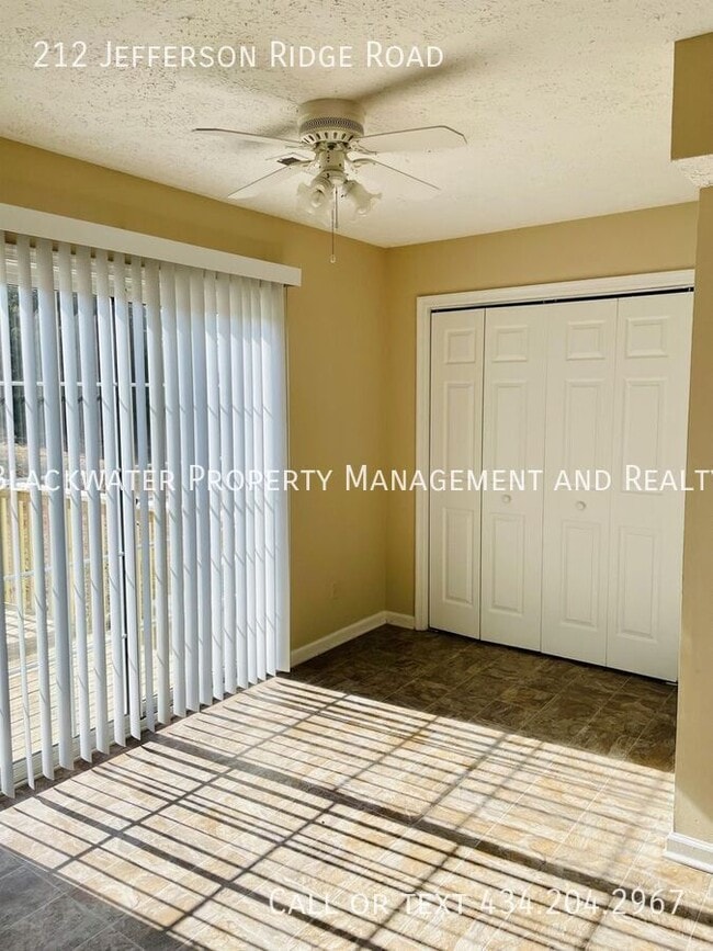 Building Photo - 212 Jefferson Ridge Rd