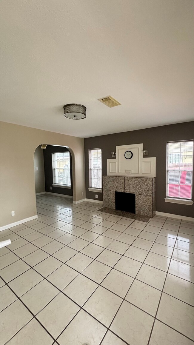 Building Photo - 2340 Cumberland St