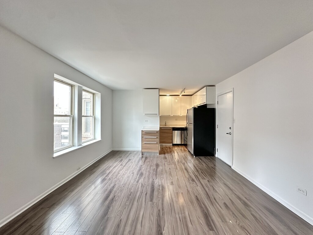 Building Photo - 925 W Carmen Ave