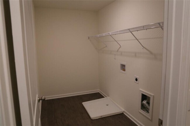 Building Photo - 121 Pointe Pl