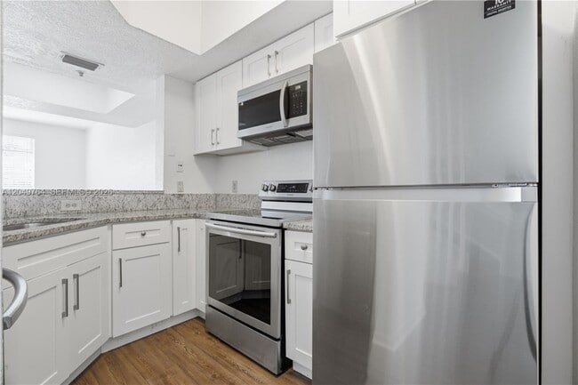Building Photo - 725 SW 148th Ave