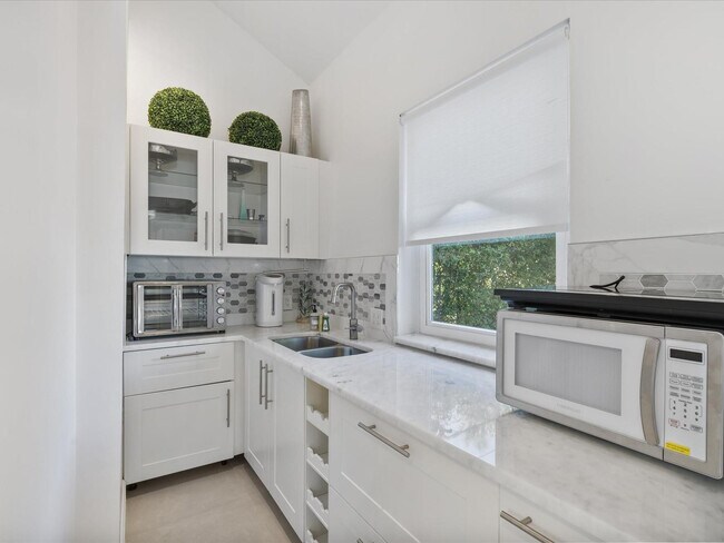 Building Photo - 9232 Harding Ave