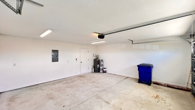 Building Photo - DISCOVER THE BEAUTIFUL 2 Bd/2Ba Duplex in Sebring!!