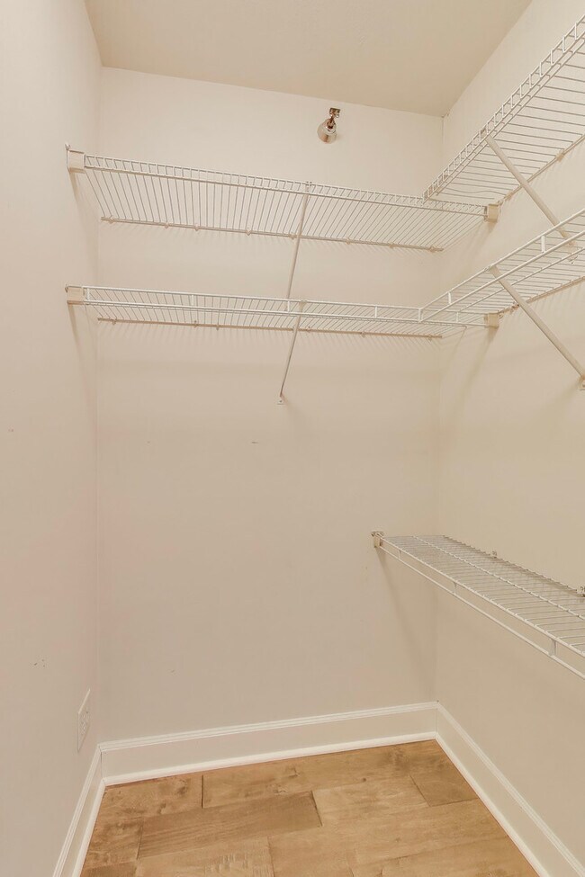 Building Photo - 5 E 14th Pl