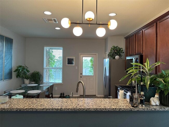 Building Photo - 302 Eves Necklace Dr.