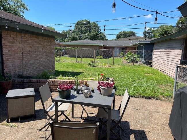 Building Photo - 4031 Martinshire Dr
