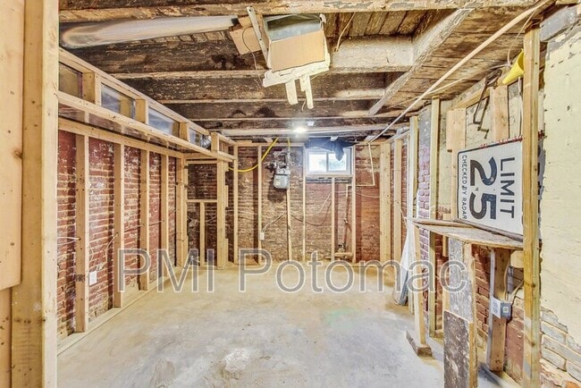 Building Photo - 834 N Stricker St