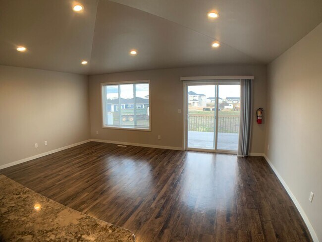 Building Photo - 4 bed 3 bath Single Family Home