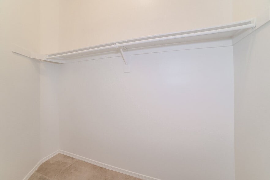 Building Photo - 323 N Ocean Dr