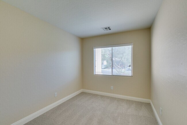 Building Photo - Upgraded spacious 4bedroom home near Mountains Edge!
