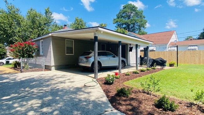 Building Photo - Three bedroom one bath!