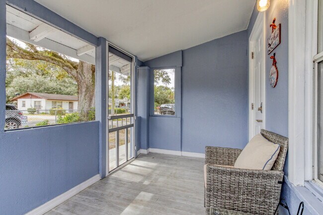 Building Photo - Beautifully Remodeled 3BR Duplex Near Parks, Schools & New Rec Center — Utilities Included. Secti...