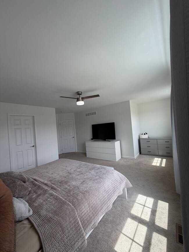 Building Photo - Beautiful and serene water view home in a secluded neighborhood!  2nd floor laundry!