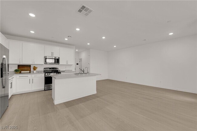 Building Photo - 334 Laurel Peak Dr