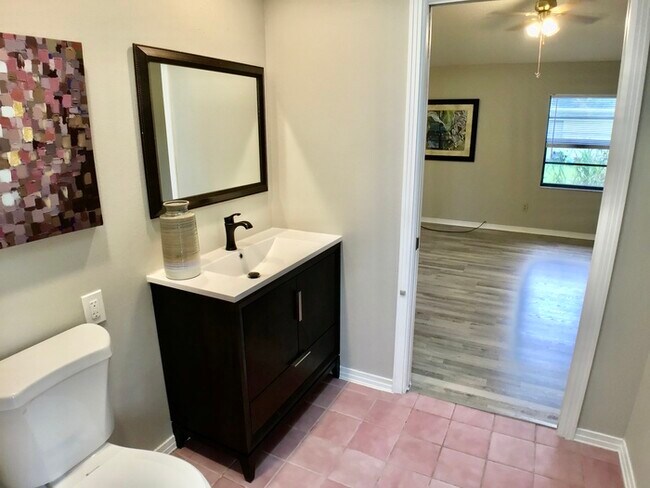Building Photo - Charming 3/2 home in South Tampa