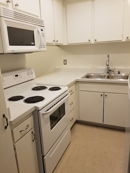 Kitchen - 440 Veteran Ave