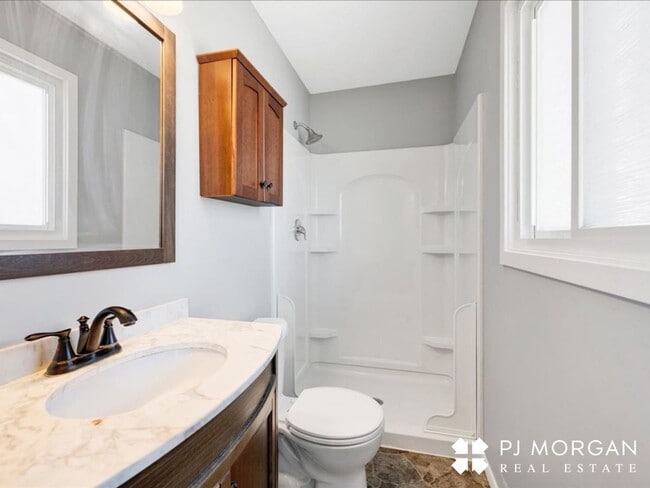Building Photo - 3 bedroom, 2 Bathroom Home - Available Now