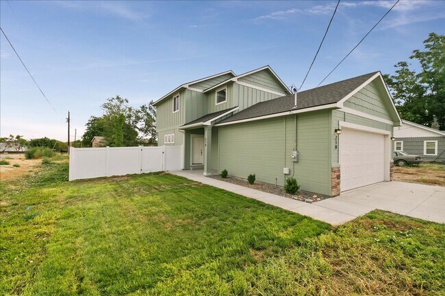 Primary Photo - Spacious 3 Bed, 2.5 Bath Rental in Homedal...