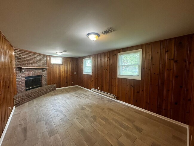 Building Photo - Split level 4-bedroom 3-bathroom home