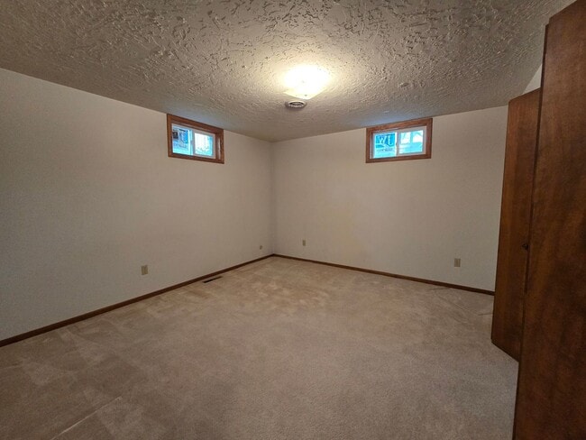 Building Photo - Large 5 Bed, 3 Bath House