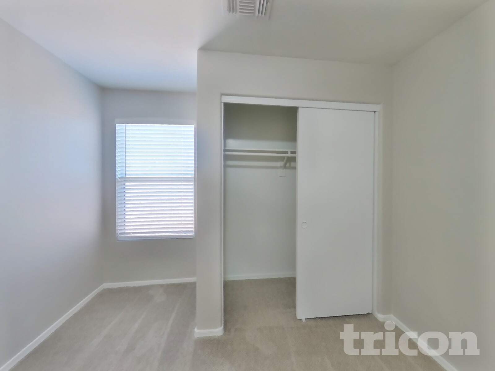 Building Photo - 4005 E La Salle St