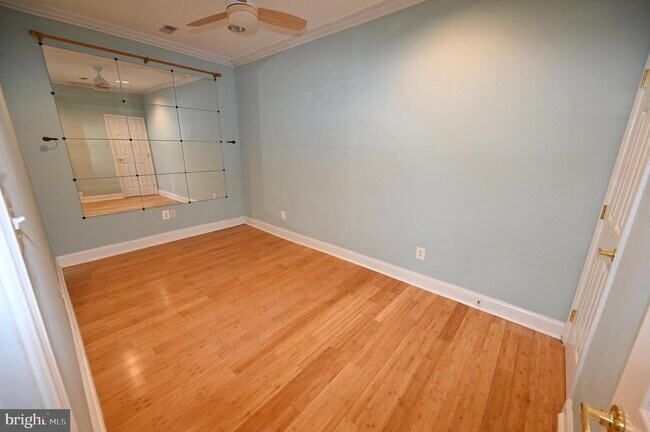 Building Photo - 550 Hobart Pl NW