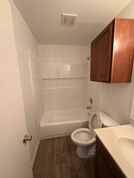 Building Photo - 3806 Los Arroyos Dr