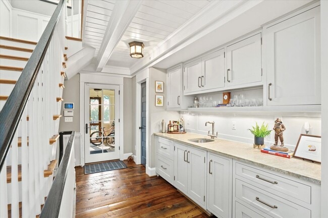 Building Photo - Exceptional Living in the Heart of Arlingt...