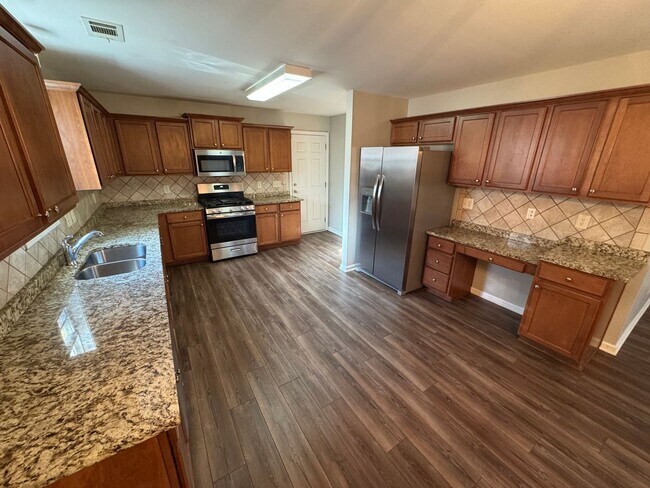 Building Photo - Beautiful 4 bed 3 Bath Home in Heart of Gr...