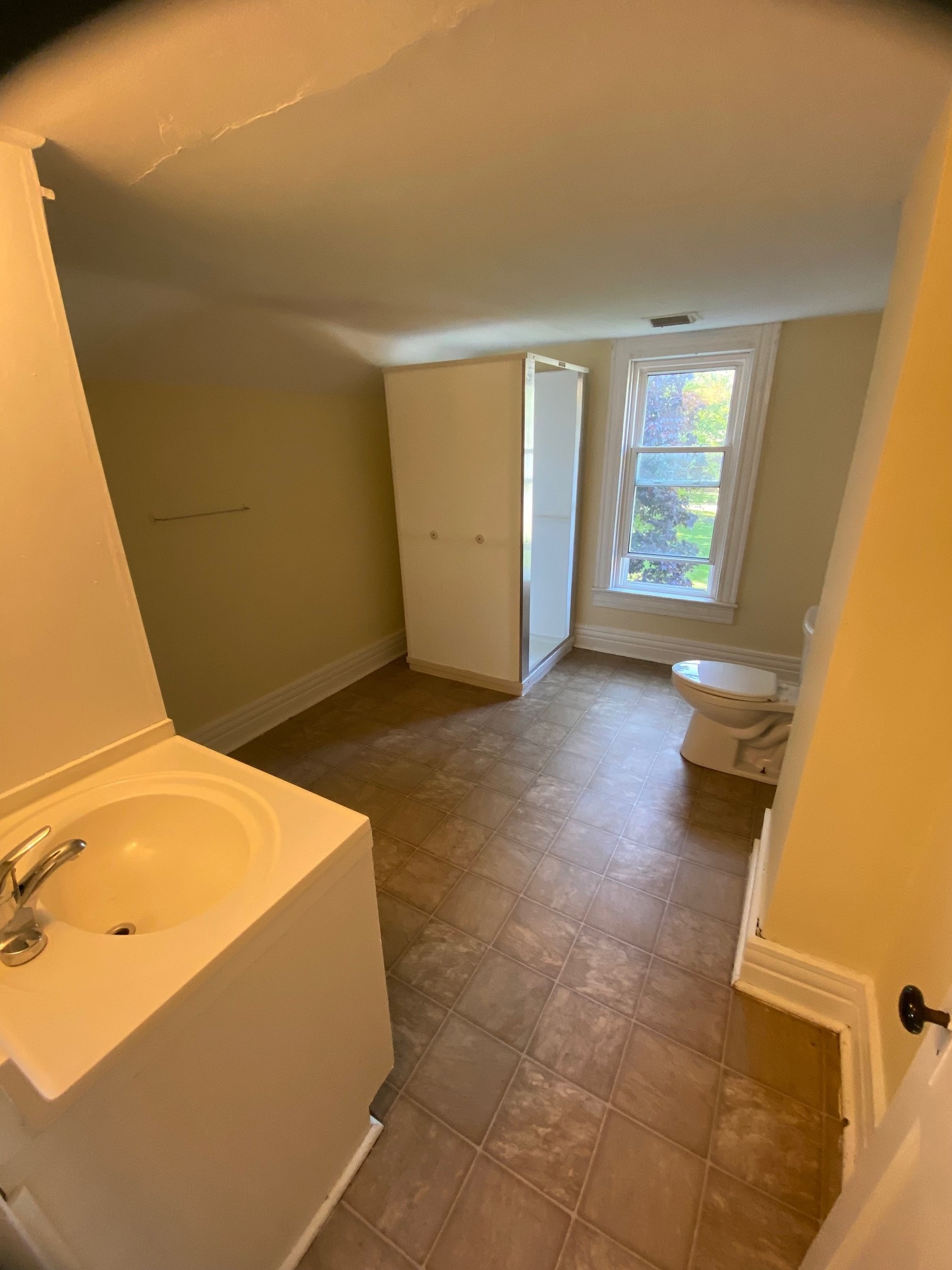 Large Bathroom - 608 S Main St