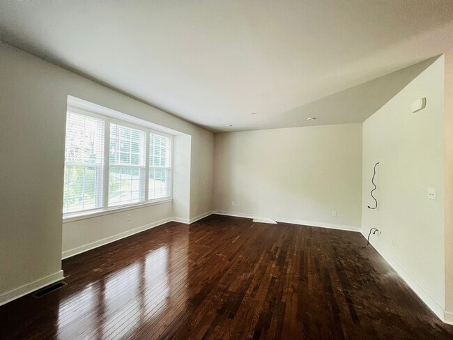 Building Photo - 1303 Samuel Dr