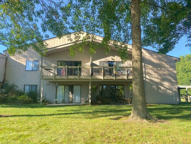 Building Photo - $1,300 | 2 Bedroom, 1 Bathroom Condo | Pet...