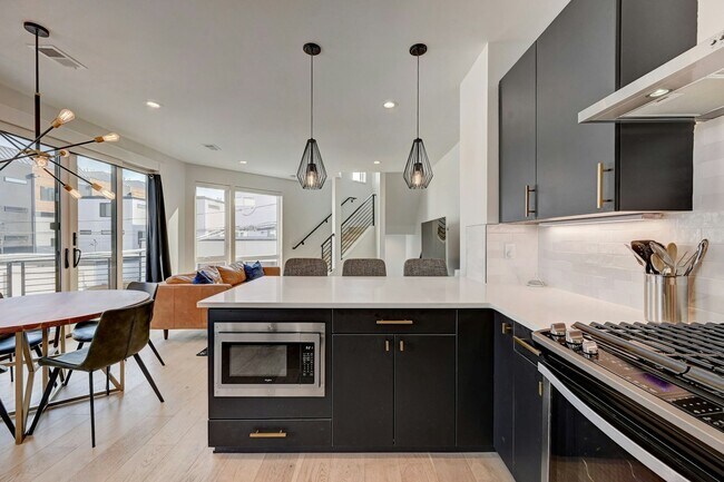 Primary Photo - 3530 W Conejos Pl