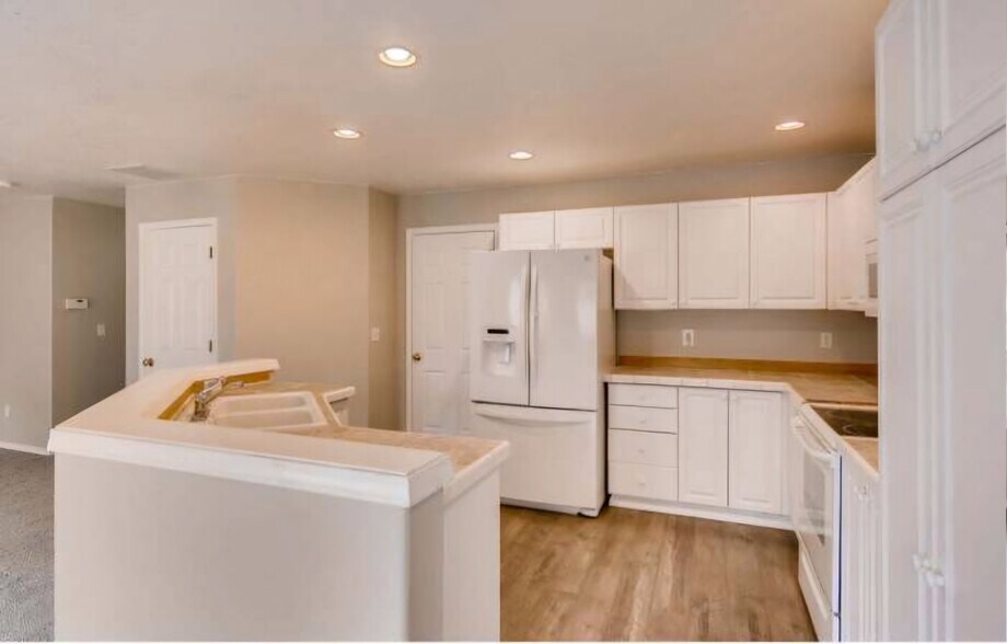 Building Photo - 5143 NE Schoeler Cir