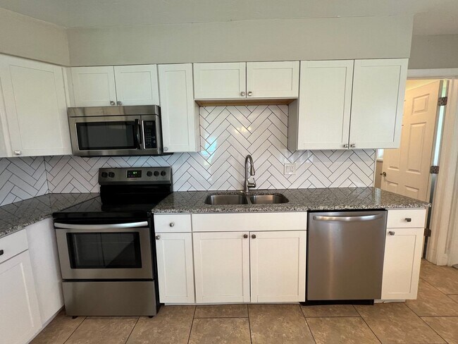 Building Photo - $1,825 ** AVAIL 6/7/25 ** 3 Bed / 2 Bath S...