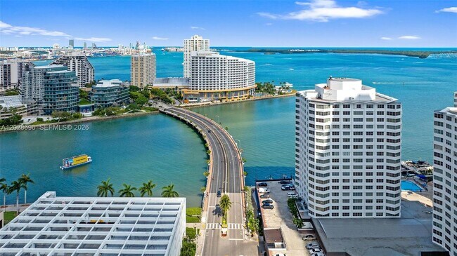Building Photo - 801 Brickell Bay Dr