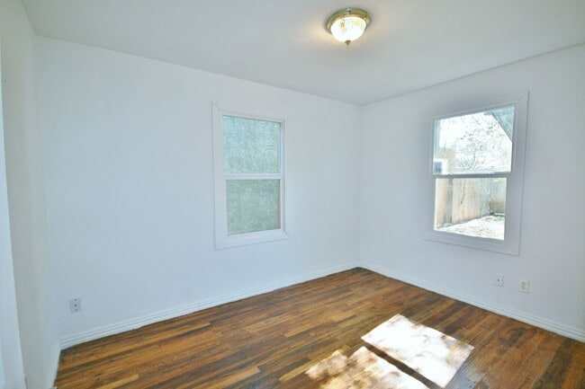 Building Photo - Spacious 2 Bed Home with a Basement! HUD OK!