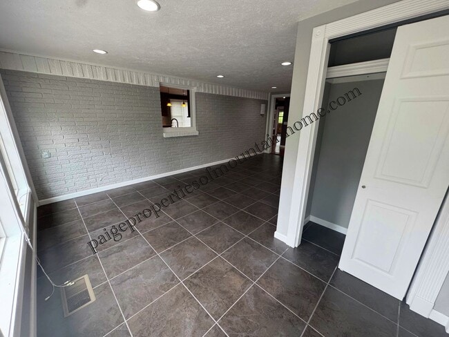 Building Photo - 4 Bed/2 Bath Home in Village Green