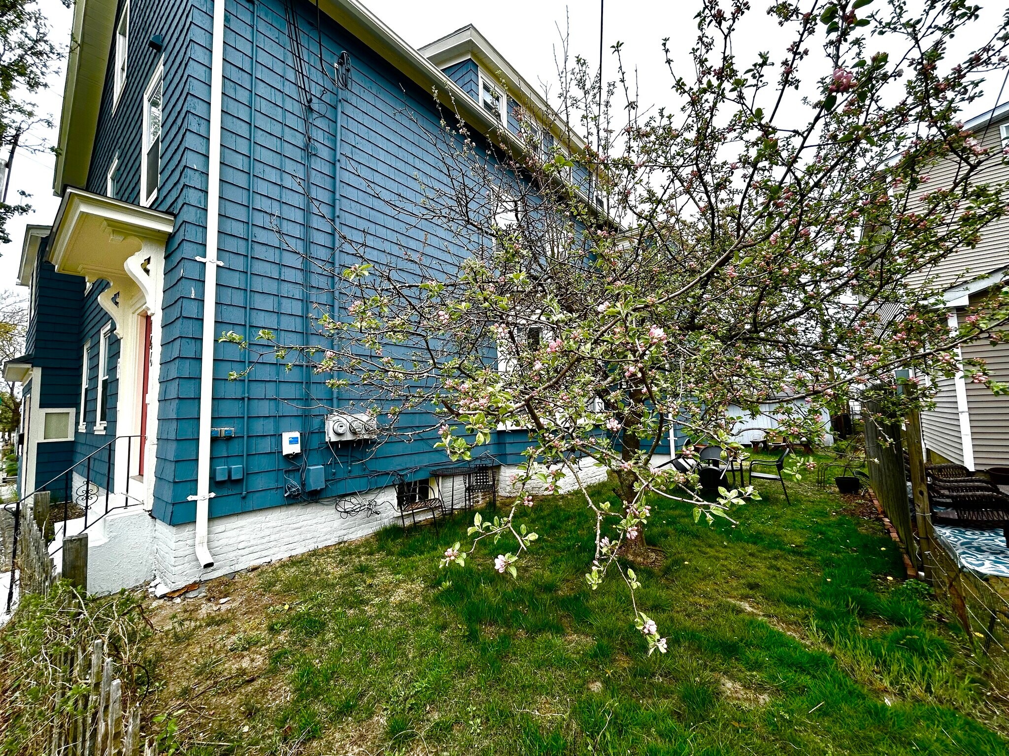 Building Photo - 146 Main St