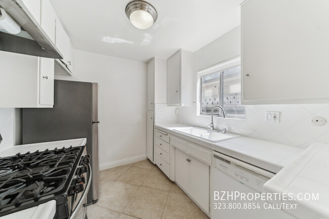 Building Photo - 7540 Hampton Ave