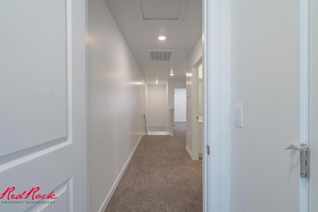 Building Photo - Dog Friendly! 3 Bedroom 2 Bathroom Townhome in Long Valley.