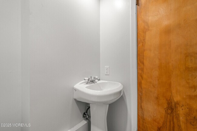 Building Photo - 42 Arno St