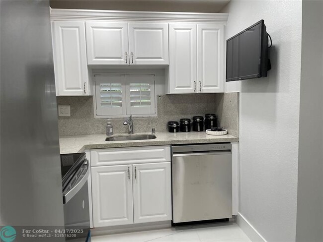 Building Photo - 9420 S Hollybrook Lake Dr
